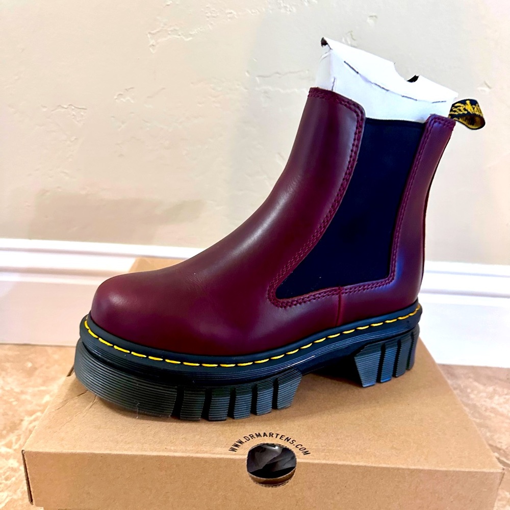 Pull-on Chelsea boot
Constructed on the iconic and comfortable Dr. Martens